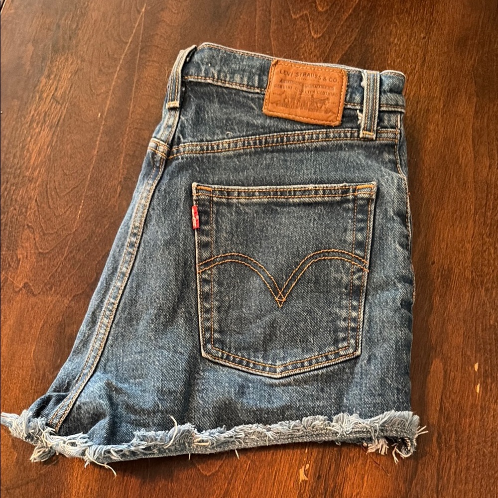 Levi's Ribcage Shorts • 27